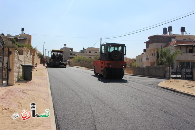  فيديو - بحضور رئيس البلدية المحامي عادل بدير .. يستمر تعبيد شوارع البلدة , تعبيد 4 شوارع بالقرب من شارع ال 24 الالتفافي  